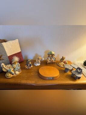 1993-95 Cherished teddies lot of 5 figures plus wooden stand and furniture 🪑